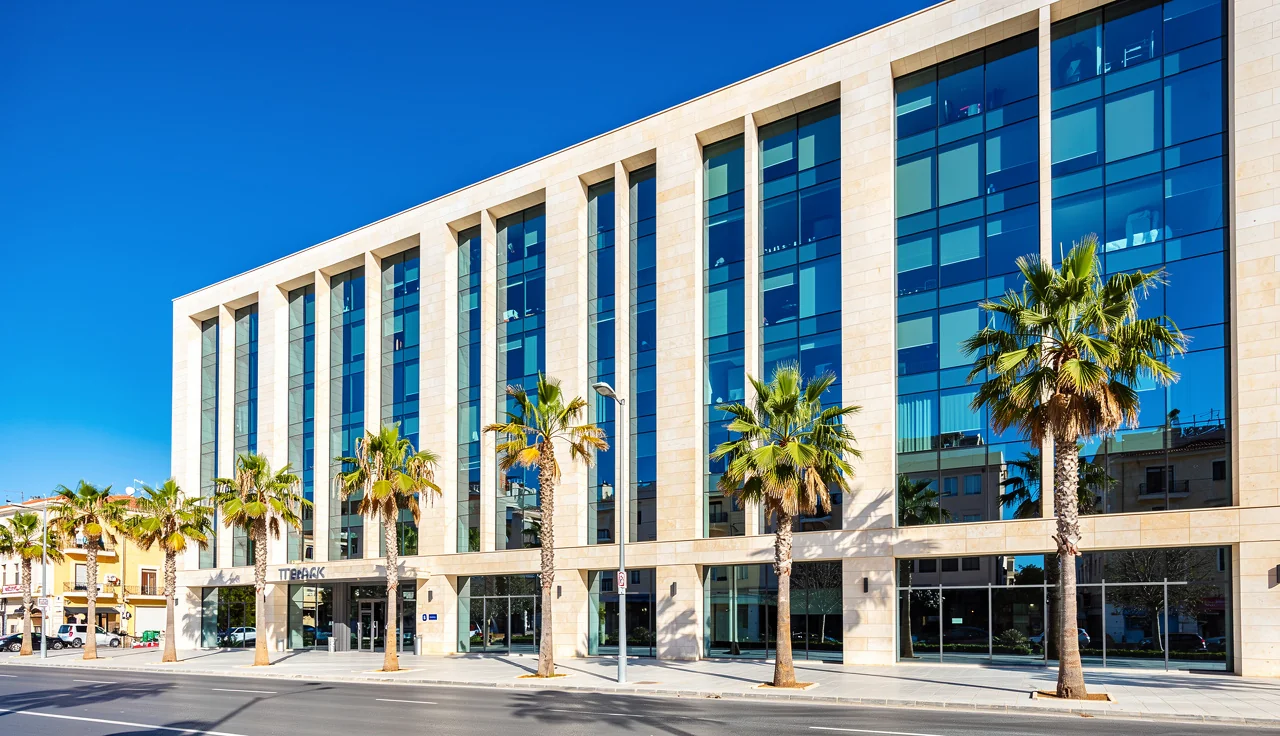 Façade d'une banque chypriote avec drapeau de Chypre, illustrant l'ouverture d'un compte bancaire à Chypre pour une société