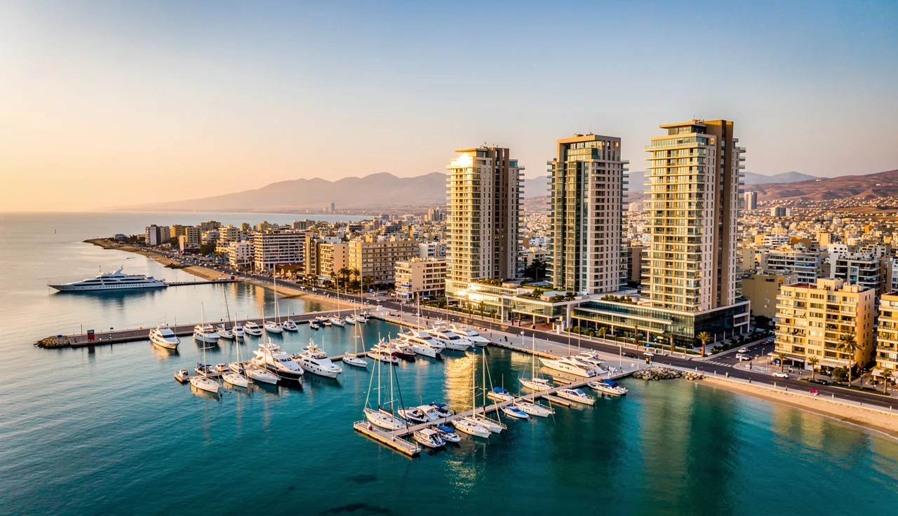 Vue du port et du quartier d'affaires de Limassol, illustrant l'économie de Chypre tournée vers les services